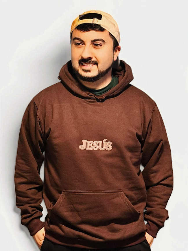 Polerón Jesús chocolate en modelo masculino