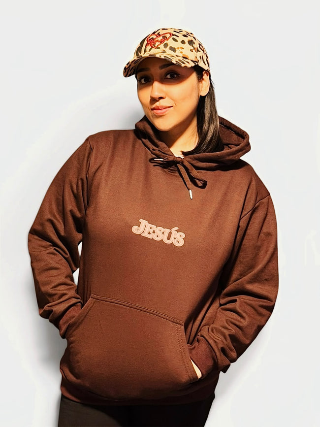 Polerón Jesús chocolate en modelo femenino