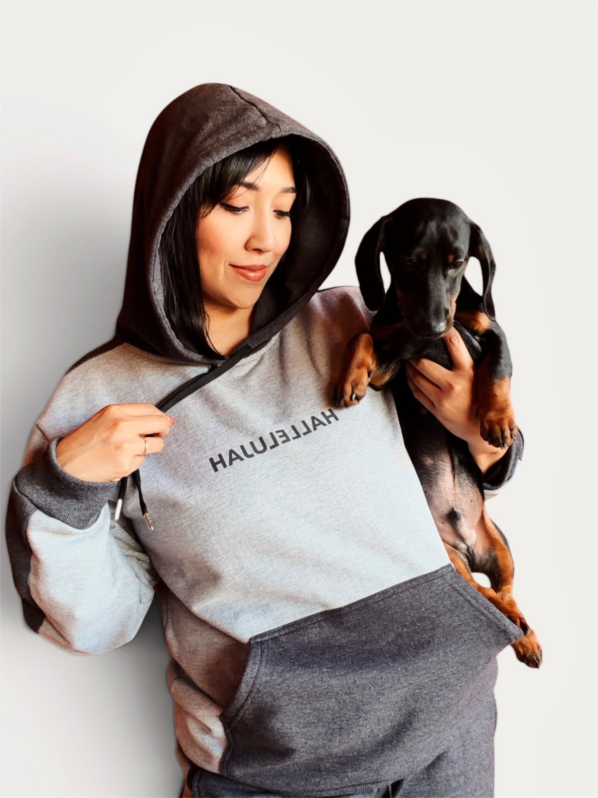 Polerón Hallelujah unisex gris bicolor en modelo femenino